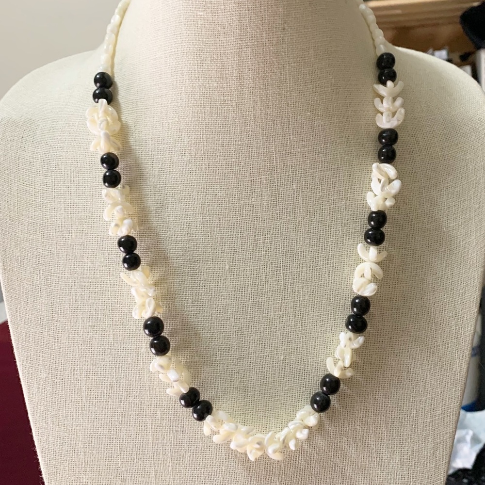 Vtg black and white mother of pearl black beaded necklace coastal beachy summer